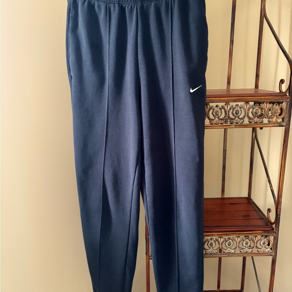 NIKE ladies jogging pants with White Logo.